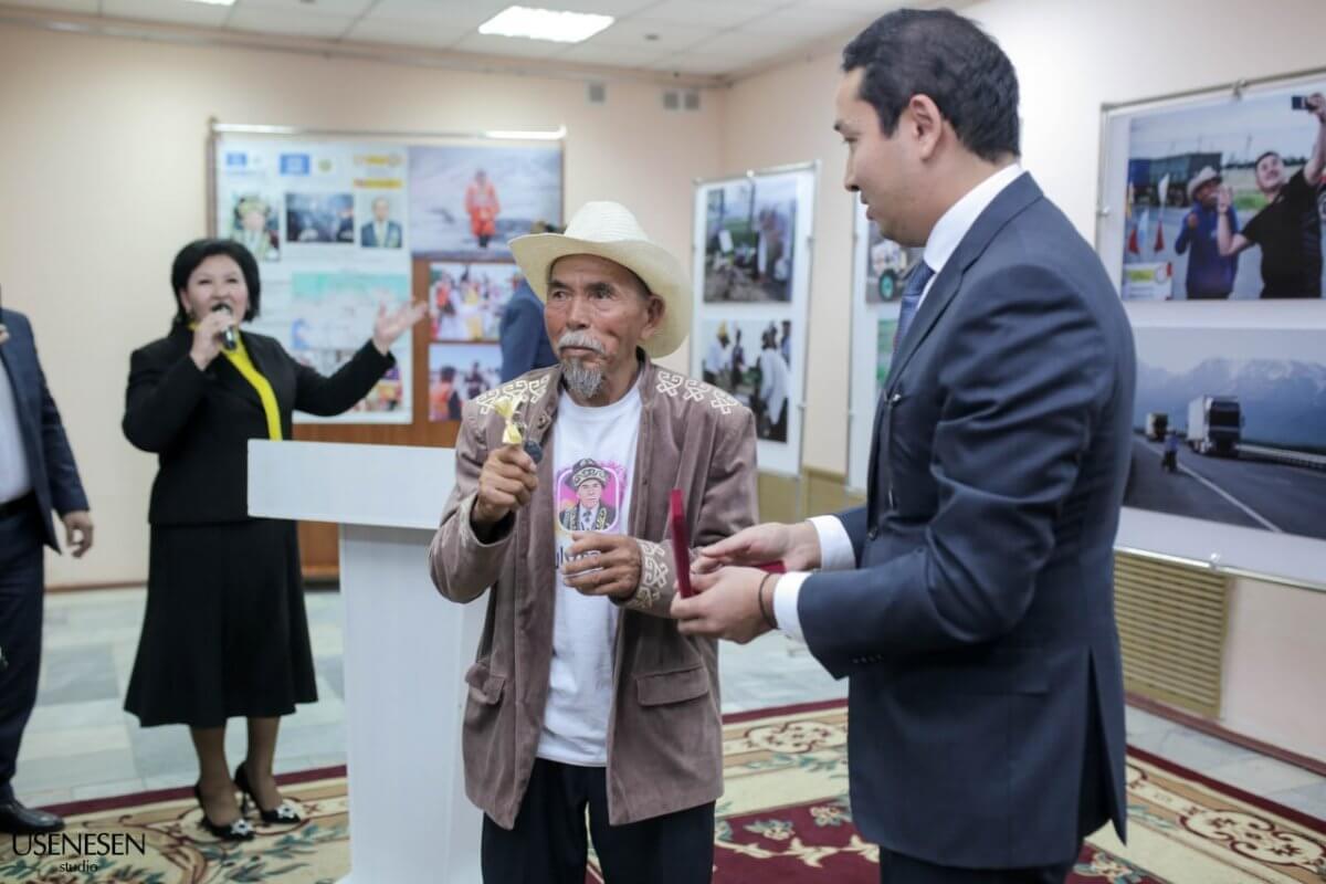 Пешком по Казахстану: 72-летнего пенсионера Сарсенбая Котырашова наградили