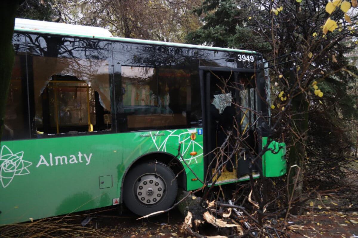В Алматы вследствие столкновения двух городских автобусов произошло крупное ДТП