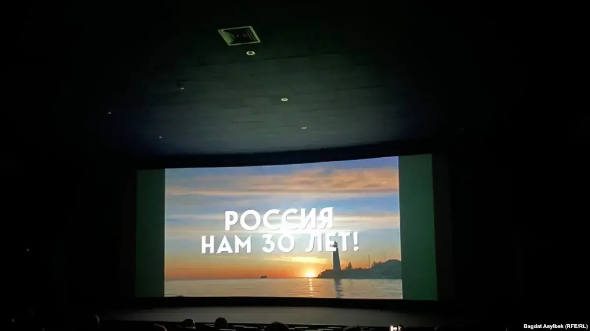 Учащимся школы показали фильм о "героях" России