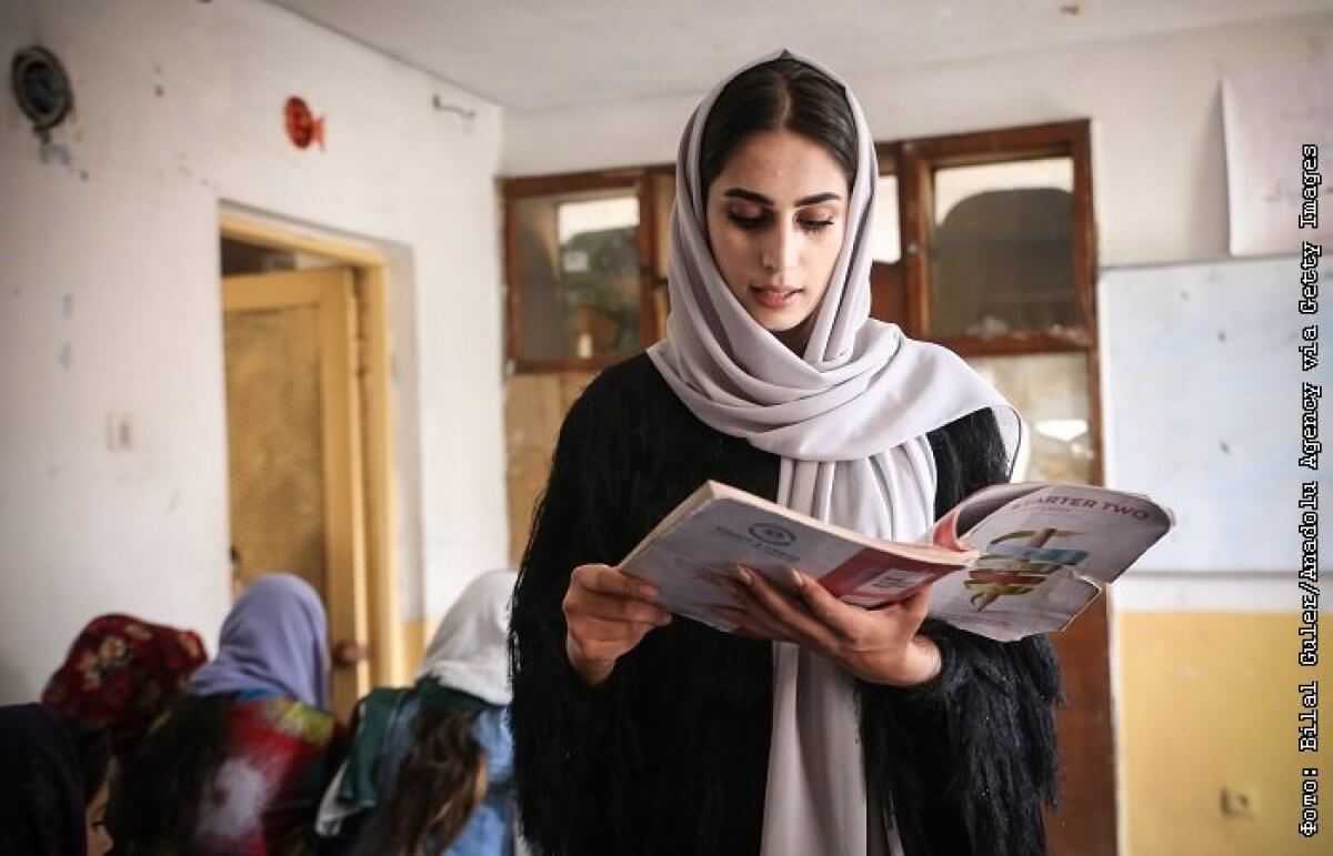 Женщины в Афганистане вышли на протест из-за запрета учиться в университетах