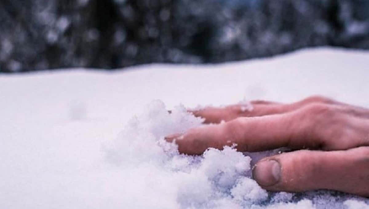 Мужчина, оказавшийся под снегом, спасся с помощью телефона