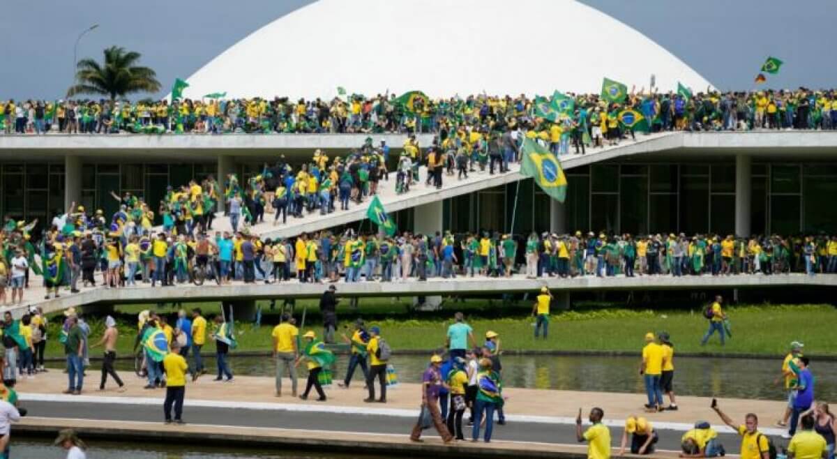 Сторонники проигравшего выборы экс-президента Бразилии ворвались в здание парламента