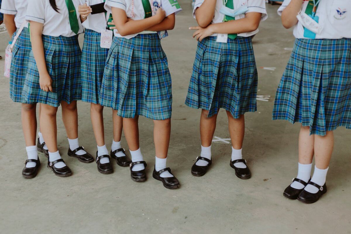 Длину юбок школьниц в Казахстане будут определять родители