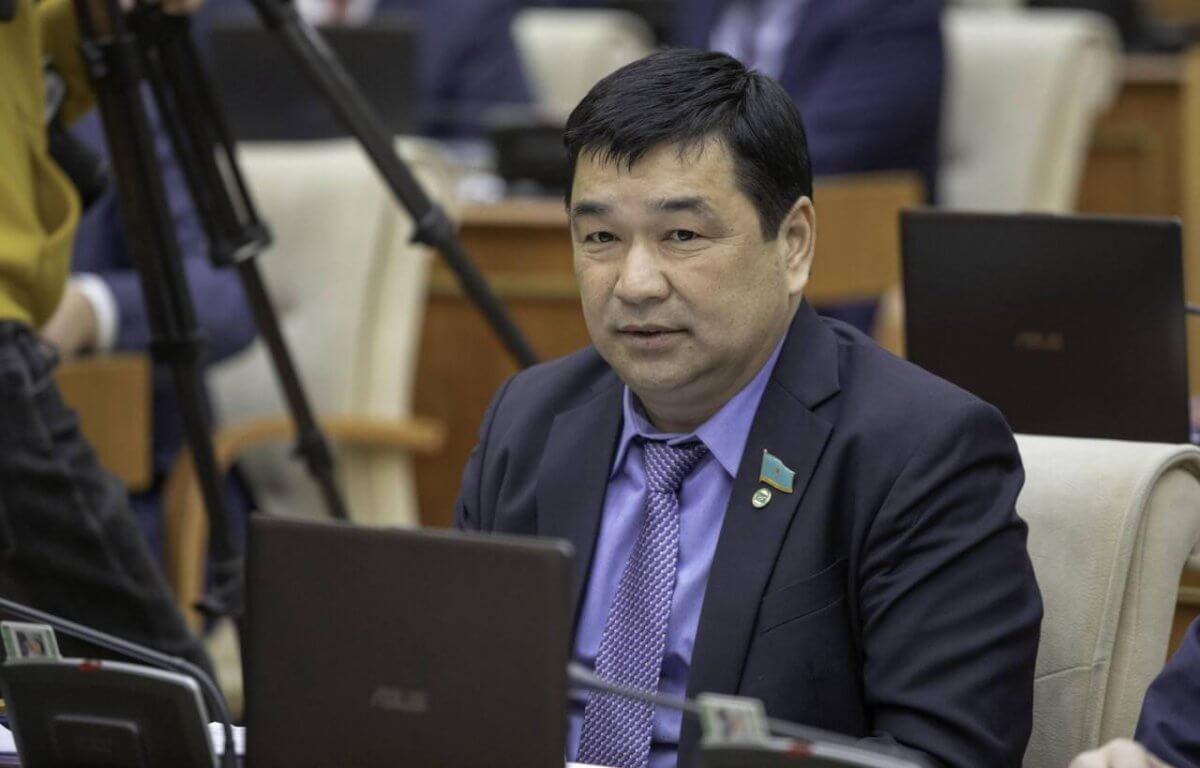 Казахстанского депутата, поддержавшего спецоперацию в Украине, исключают из партии