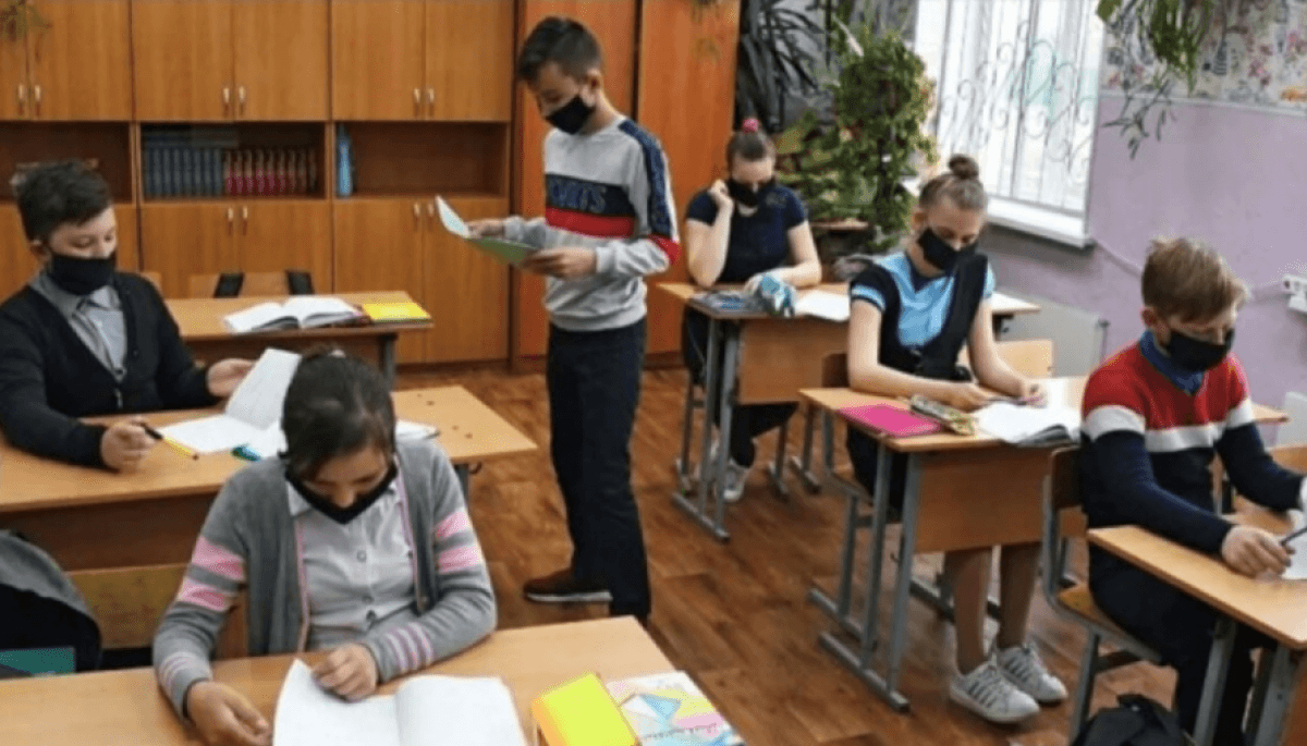 Стоя учатся школьники в Алматинской области