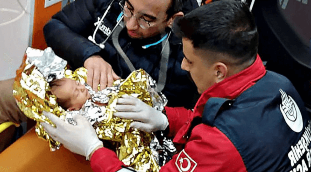 Спустя 90 часов: В Турции из под обломков спасли 10-дневного малыша - видео