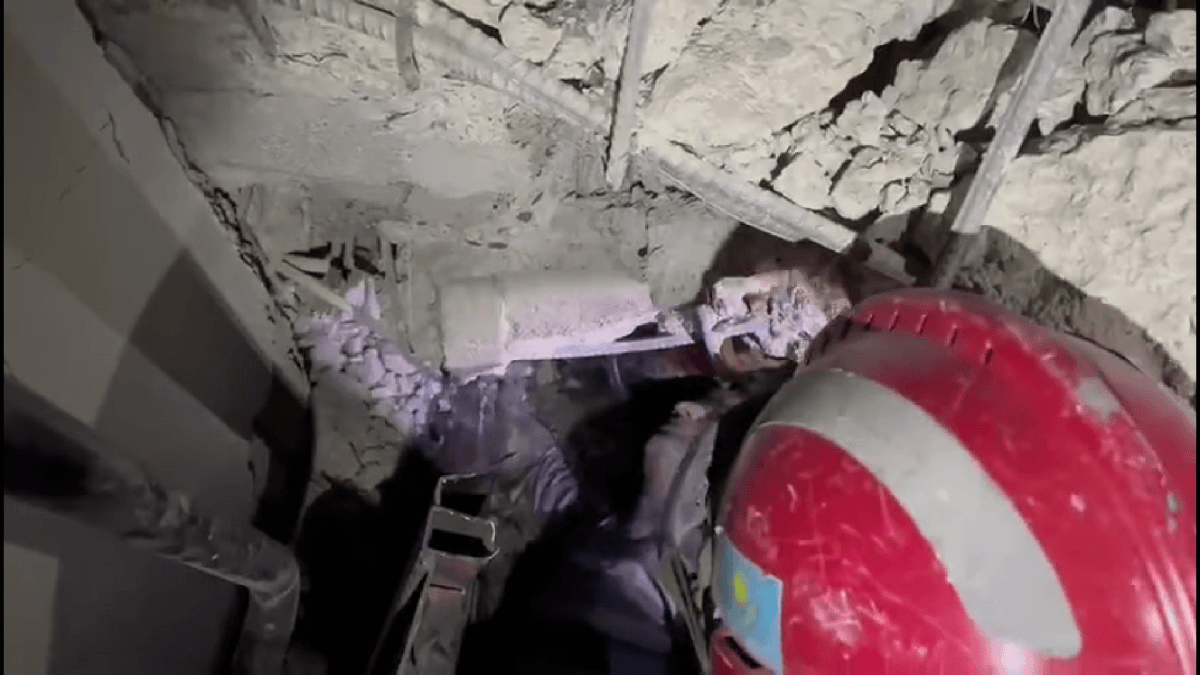 Как наши спасатели вызволяют людей из-под завалов в Турции - видео