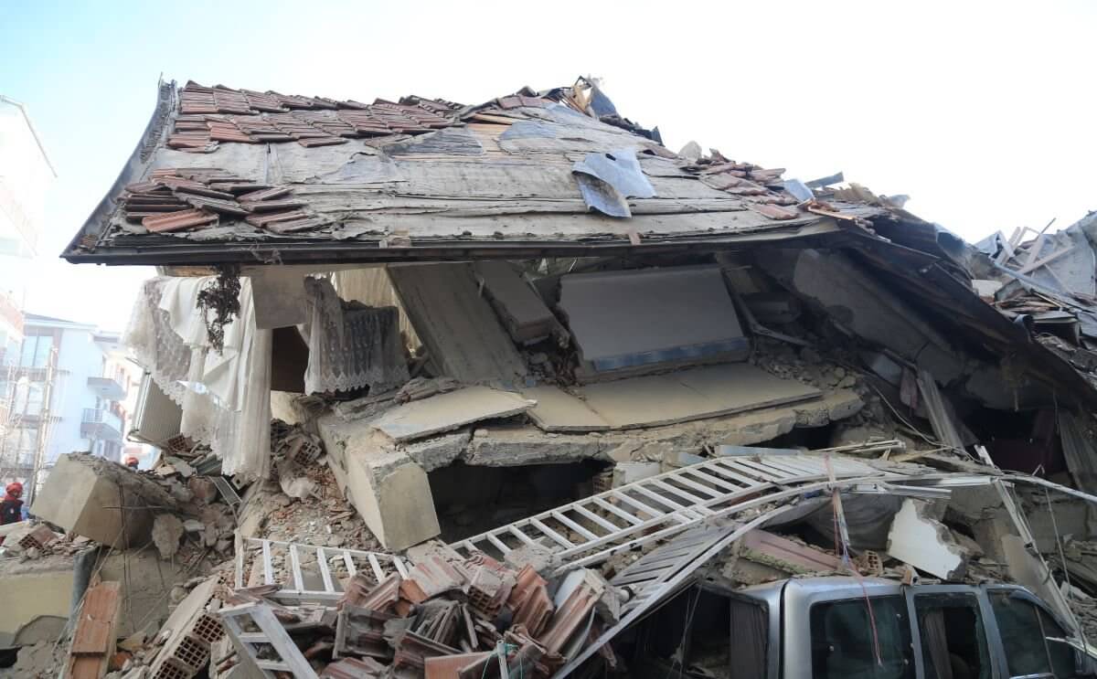 Число жертв землетрясений в Турции превысило 39,6 тысячи