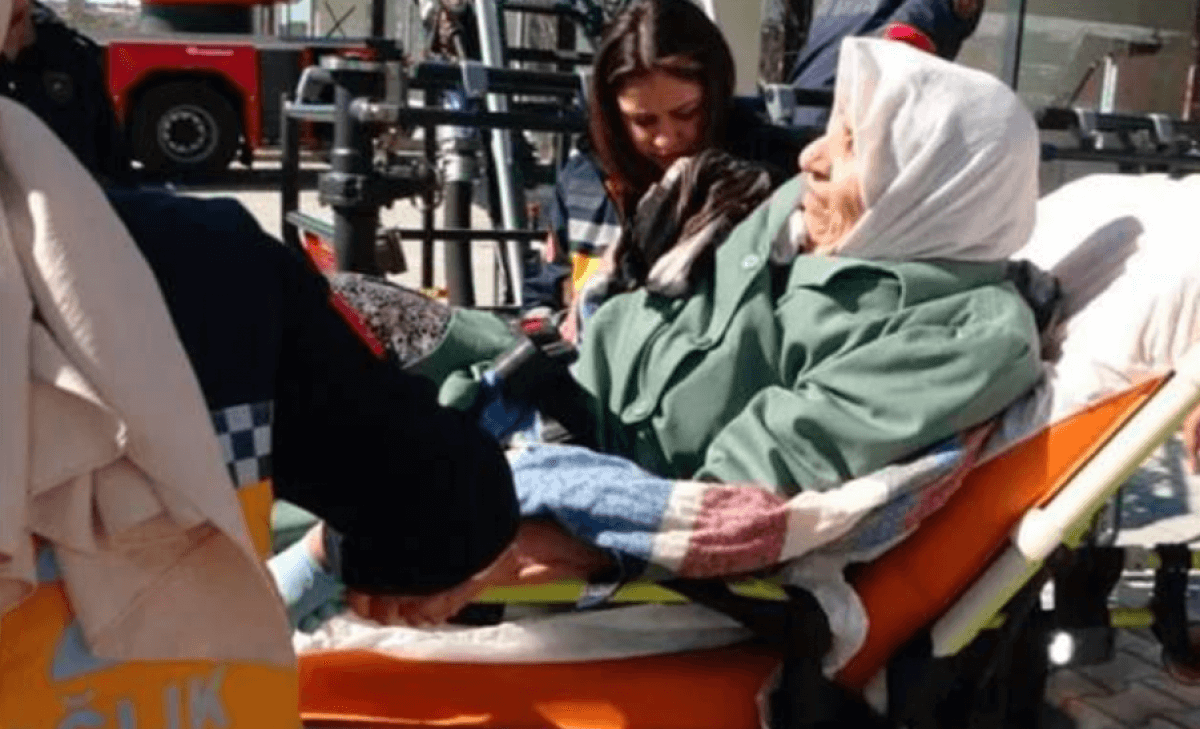 В Турции спустя 384 часов после землетрясения извлекли из-под завалов 90-летнюю женщину и ее 70-летнего сына