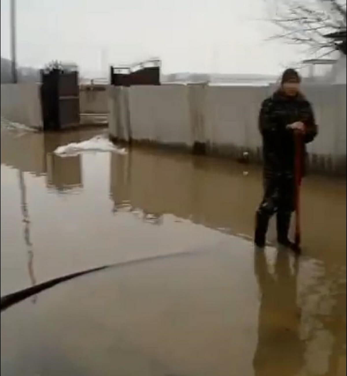 В Жетысуской области талая вода подтопила дворы - видео