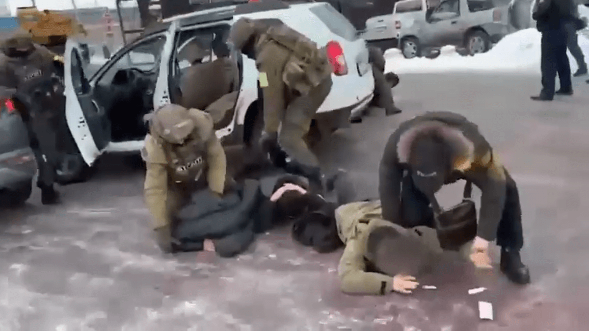 Задержано 40 человек в ходе спецоперации в Карагандинской области - видео
