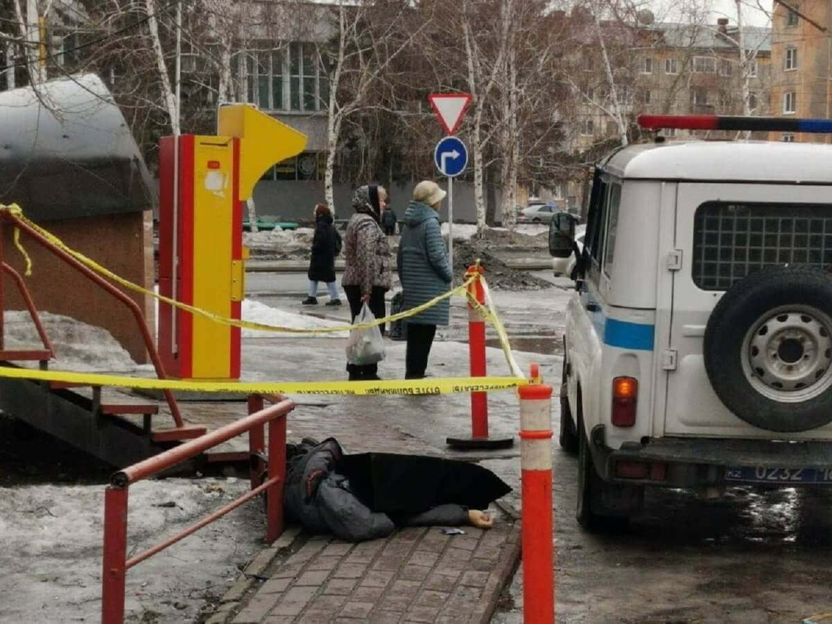 Мужчина скончался у входа в магазин в Усть-Каменогорске