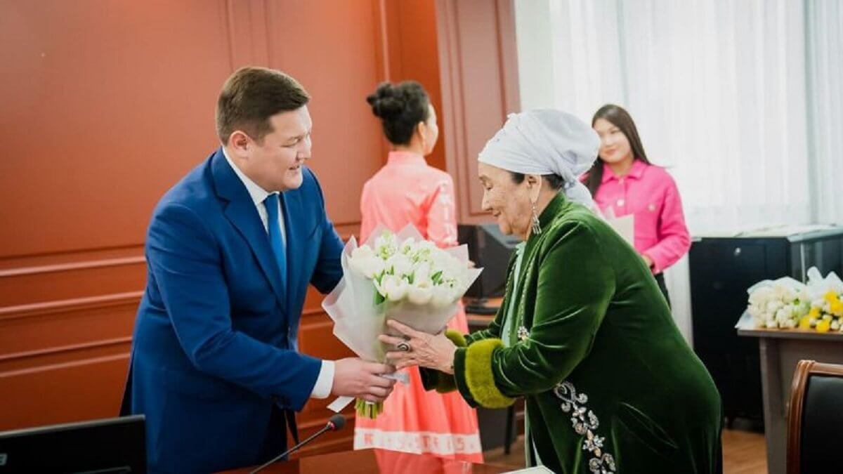 Касым-Жомарт Токаев поздравил бабушку Димаша Кудайбергена