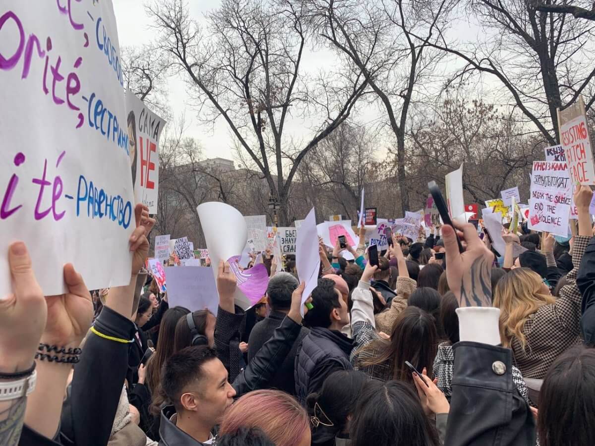 За телесную автономию. Против домашнего насилия – 8 марта в Алматы прошел фем-митинг
