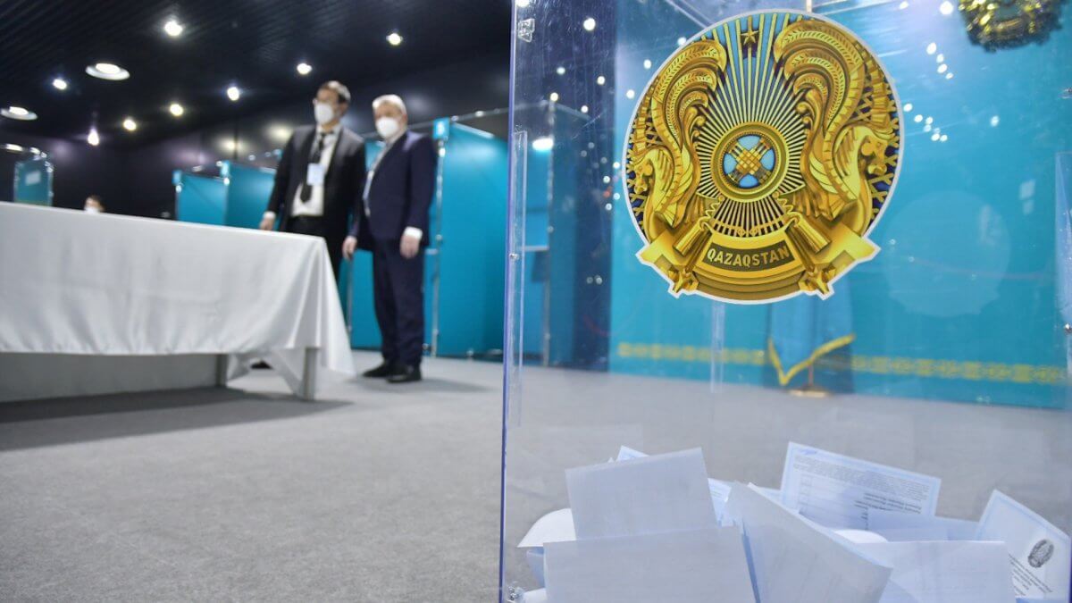 За два дня до выборов распаковали бюллетени на избирательном участке в Алматы