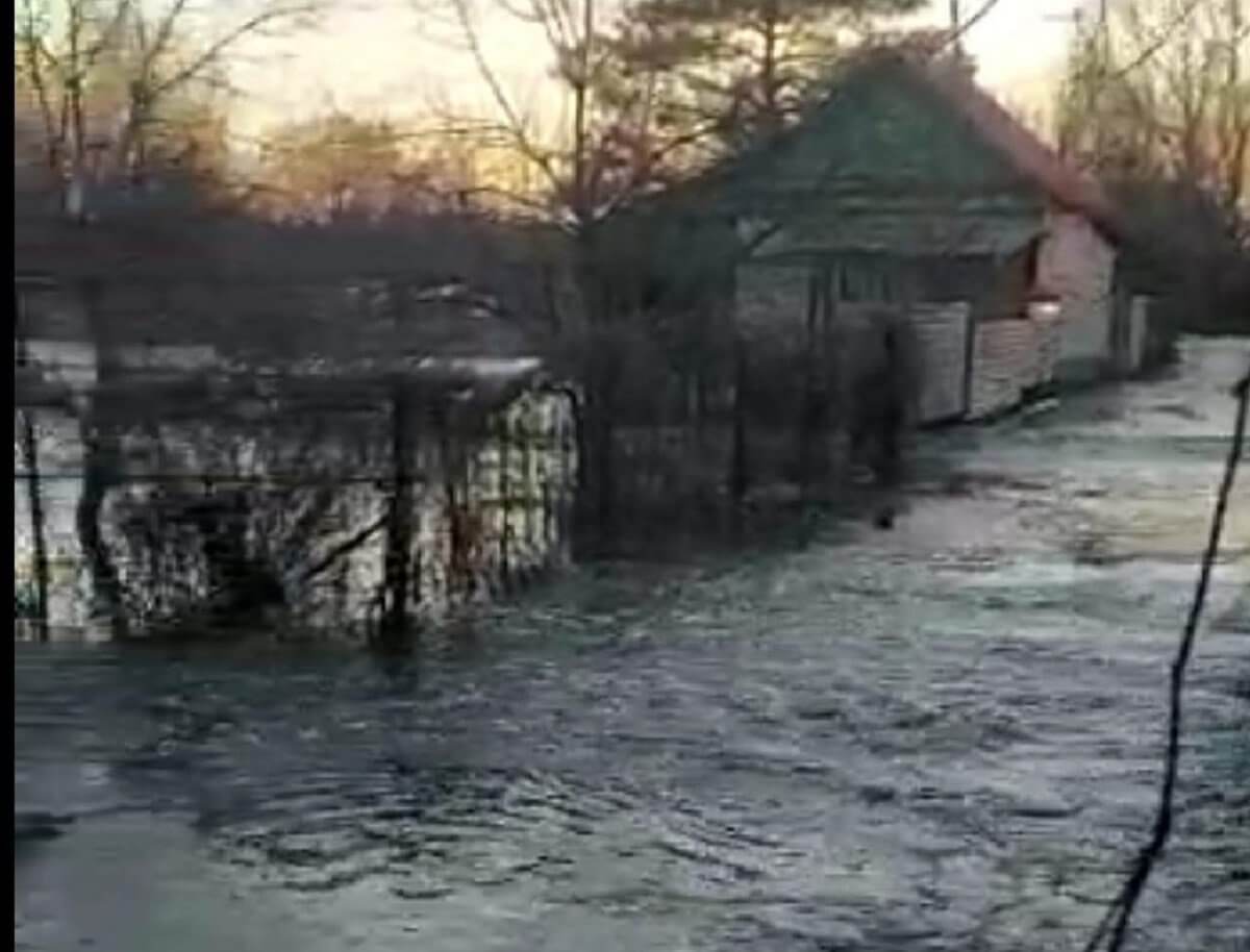 В Уральске талые воды подтопили более 50 дачных домов