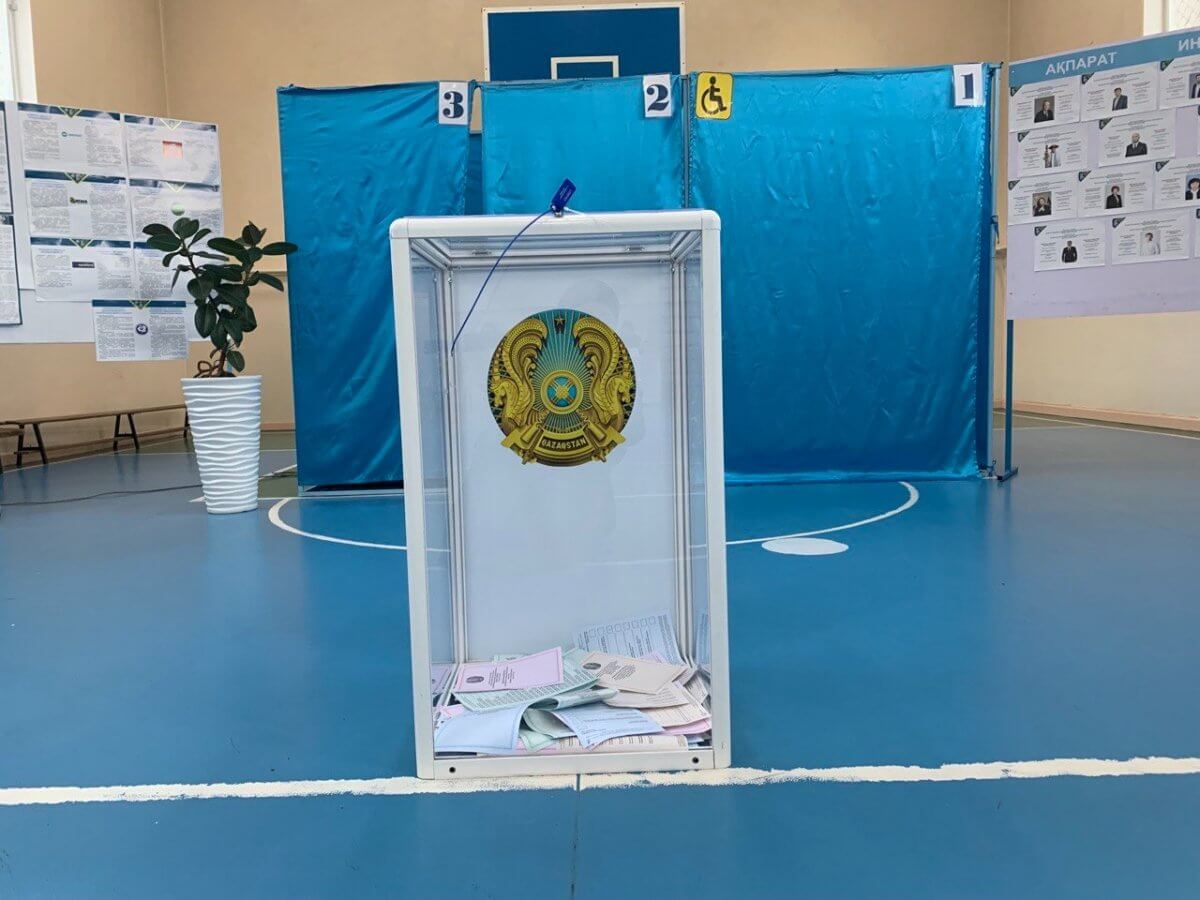 Явка казахстанцев на выборы составила 51,98%