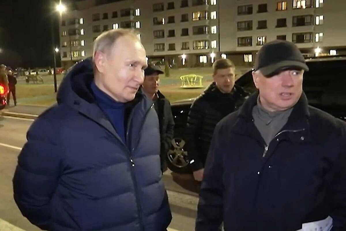 Жительница кричала Путину, посетившему Мариуполь: "Это всё неправда! Это всё напоказ”