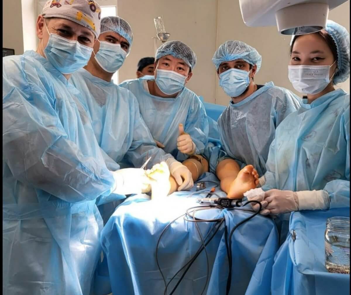 В Алматы провели уникальную операцию «хрустальному» ребенку с редким тяжелым диагнозом