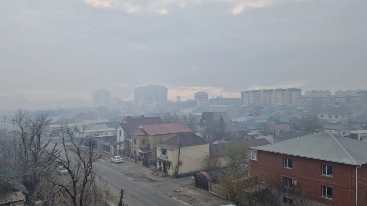 Дымные выбросы и запах гари послужили причиной домашнего обучения в Атырау