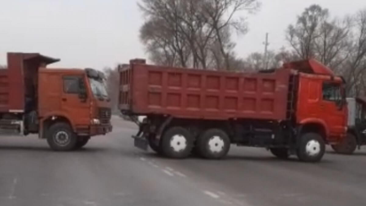 Водители КамАЗ перекрыли дорогу в Алматинской области, протестуя против дефицита дизельного топлива - видео