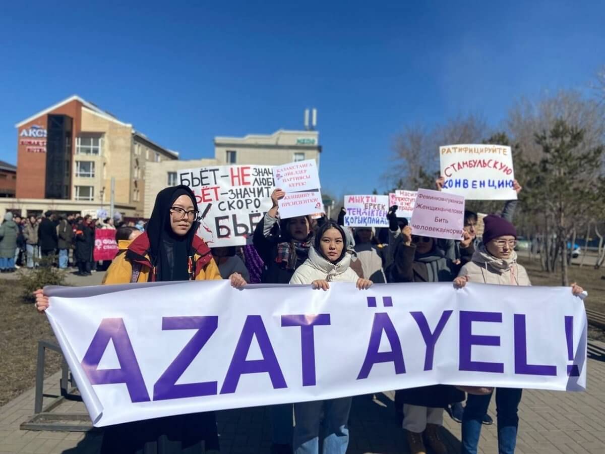 В Астане прошел марш против насилия в отношении женщин