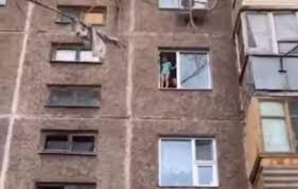Двое детей едва не выпали из окна в Темиртау