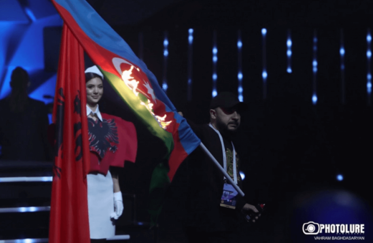 На церемонии открытия чемпионата Европы по тяжелой атлетике в Ереване сожгли Флаг Азербайджана