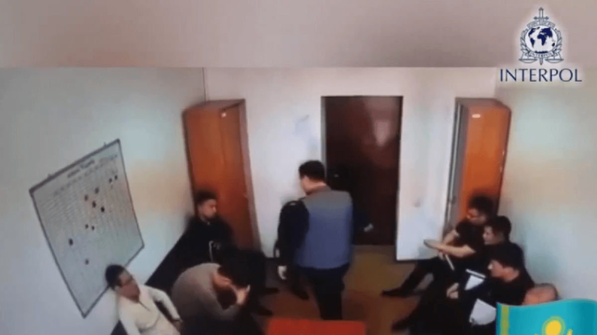 В сеть попало видео избиения полицейским начальником подчиненного в Актау