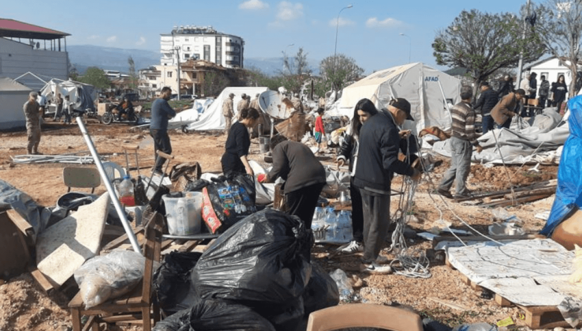 В Турции ветер обрушил кровлю зданий, повредил палатки - есть погибший и раненые