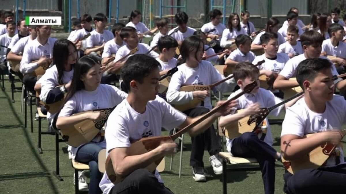 200 домбристов одновременно сыграли кюй "Адай" в Алматы