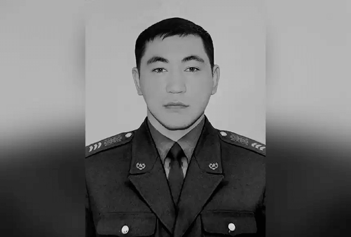 Сотрудник ДЧС погиб при тушении пожара на склоне горы в Алматы