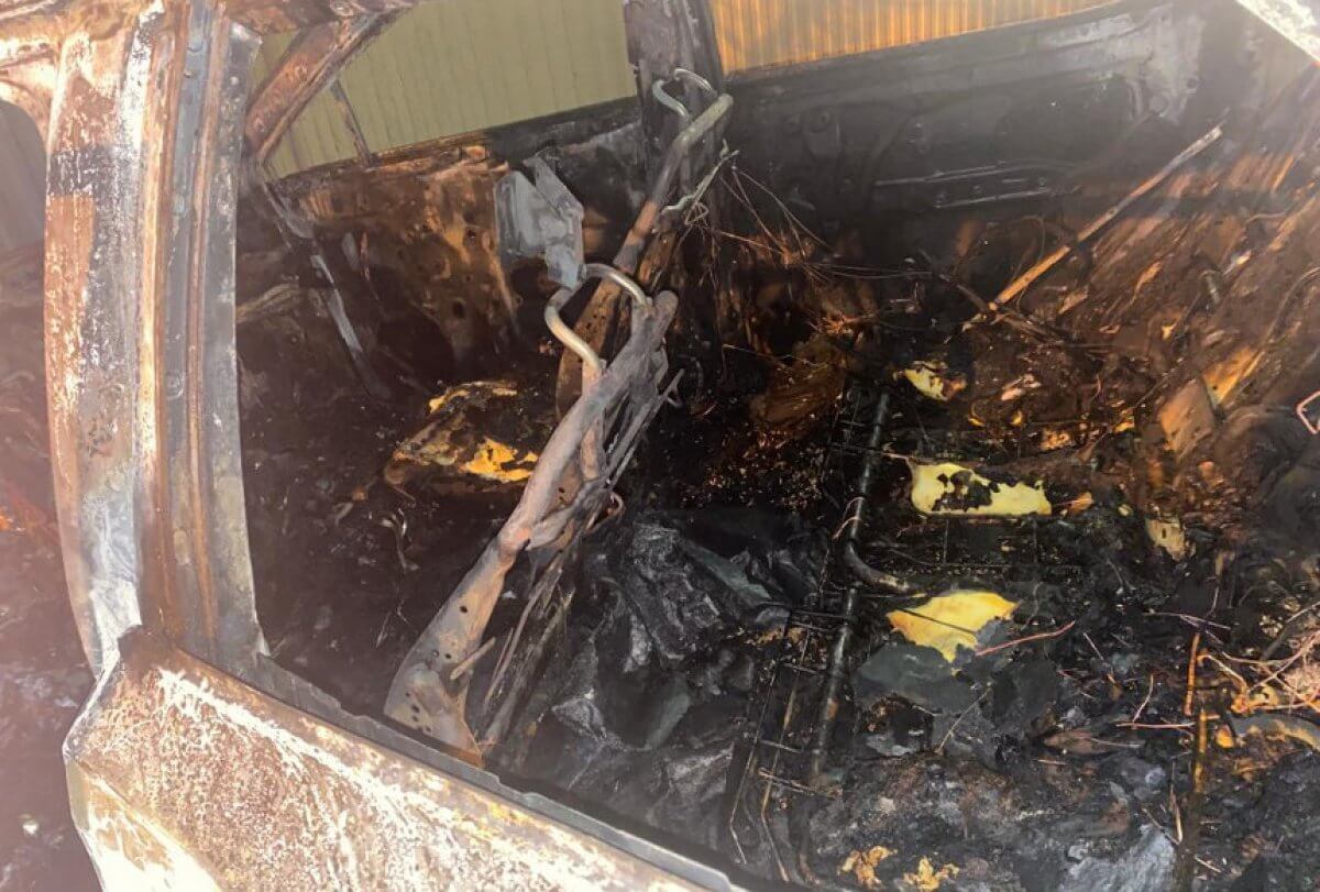 "А потом раздается взрыв": неизвестный поджег машину журналиста в Атырау