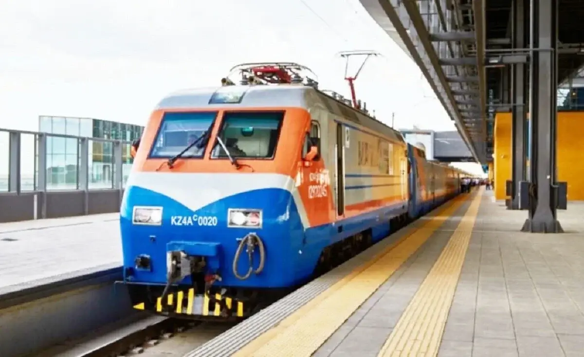 Казахстанцы стали чаще жаловаться на задержку поездов