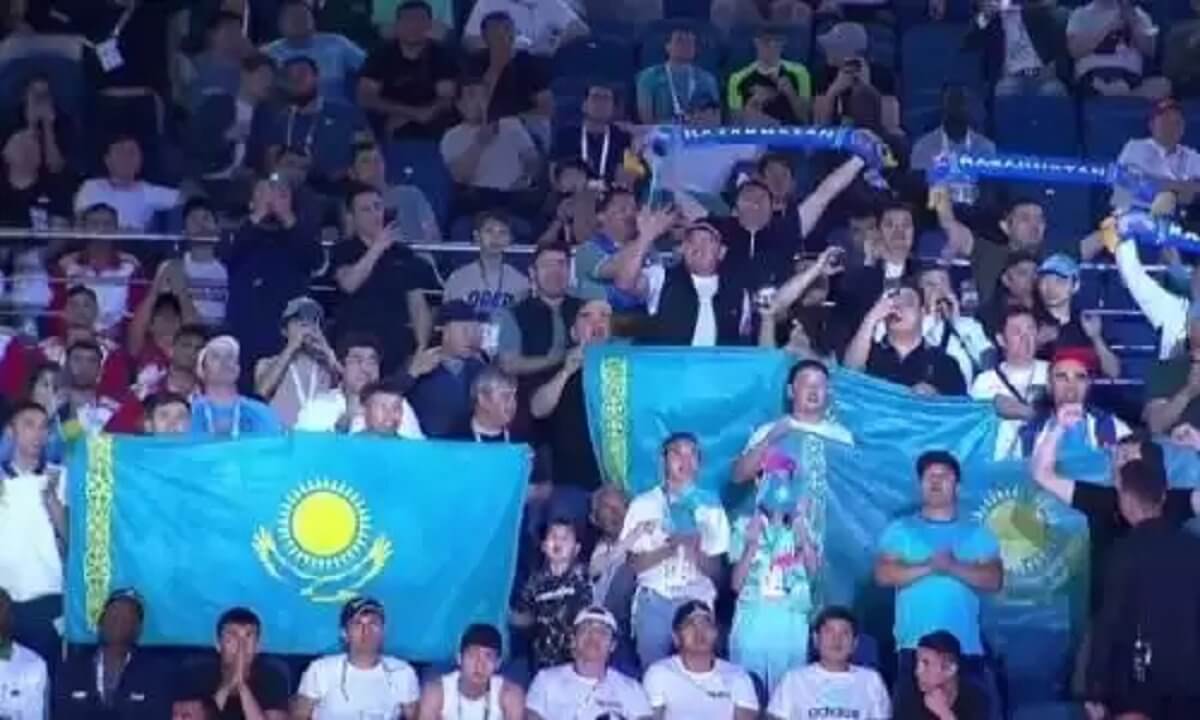 Казахстанские болельщики исполнили гимн акапелла на вручении медалей ЧМ-2023 по боксу