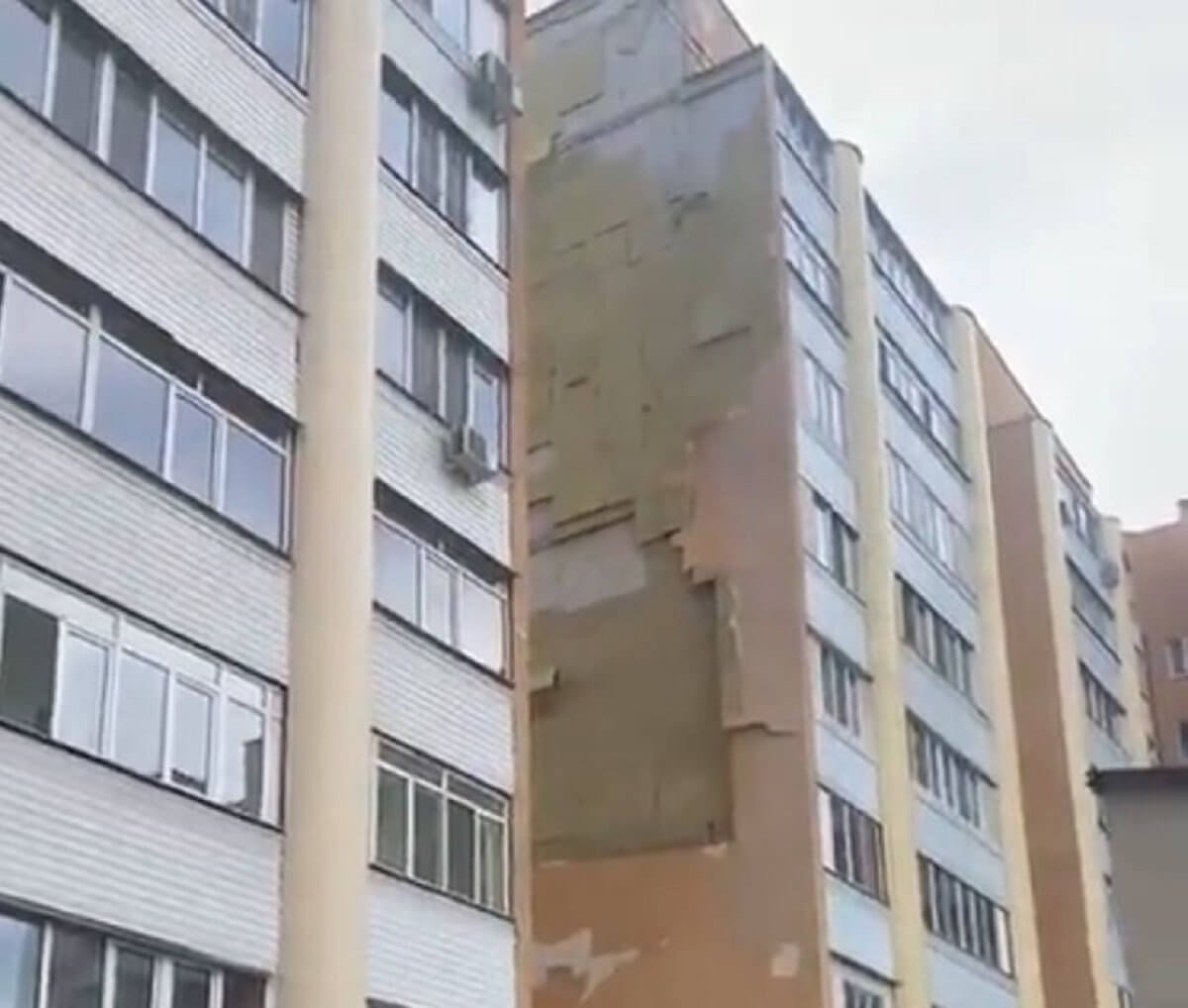 Из-за сильного ветра обрушилась облицовка 9-этажного дома в Алматы