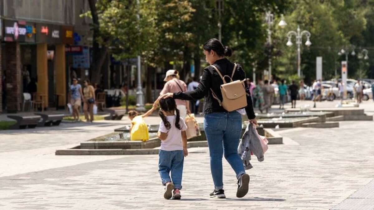 "У родителей без квартир будут отбирать детей!" – новый фейк гуляет по Казнету