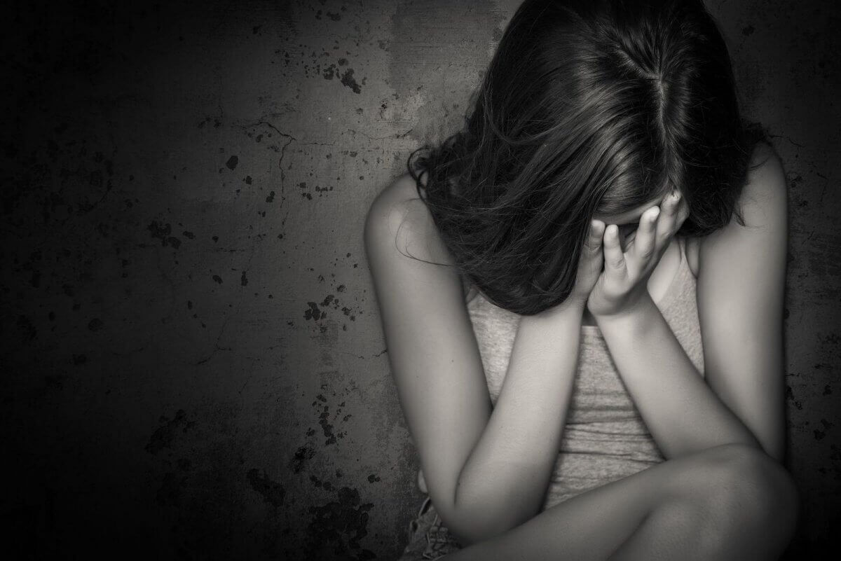 "Спасем младших от маньяка": подробности о девушках, что 10 лет насиловались родным отцом