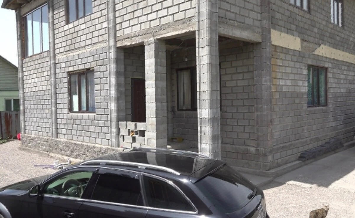Вывесок нет, ворота закрыты: В Алматы обнаружен нелегальный детский сад