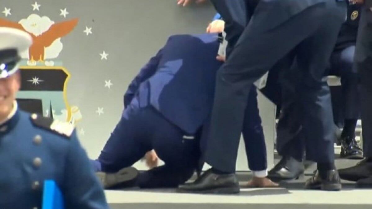 Джо Байден упал на сцене во время выпускной церемонии в академии ВВС США