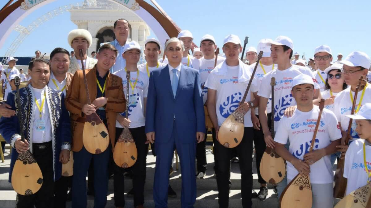Токаев поздравил казахстанцев с Днем домбры