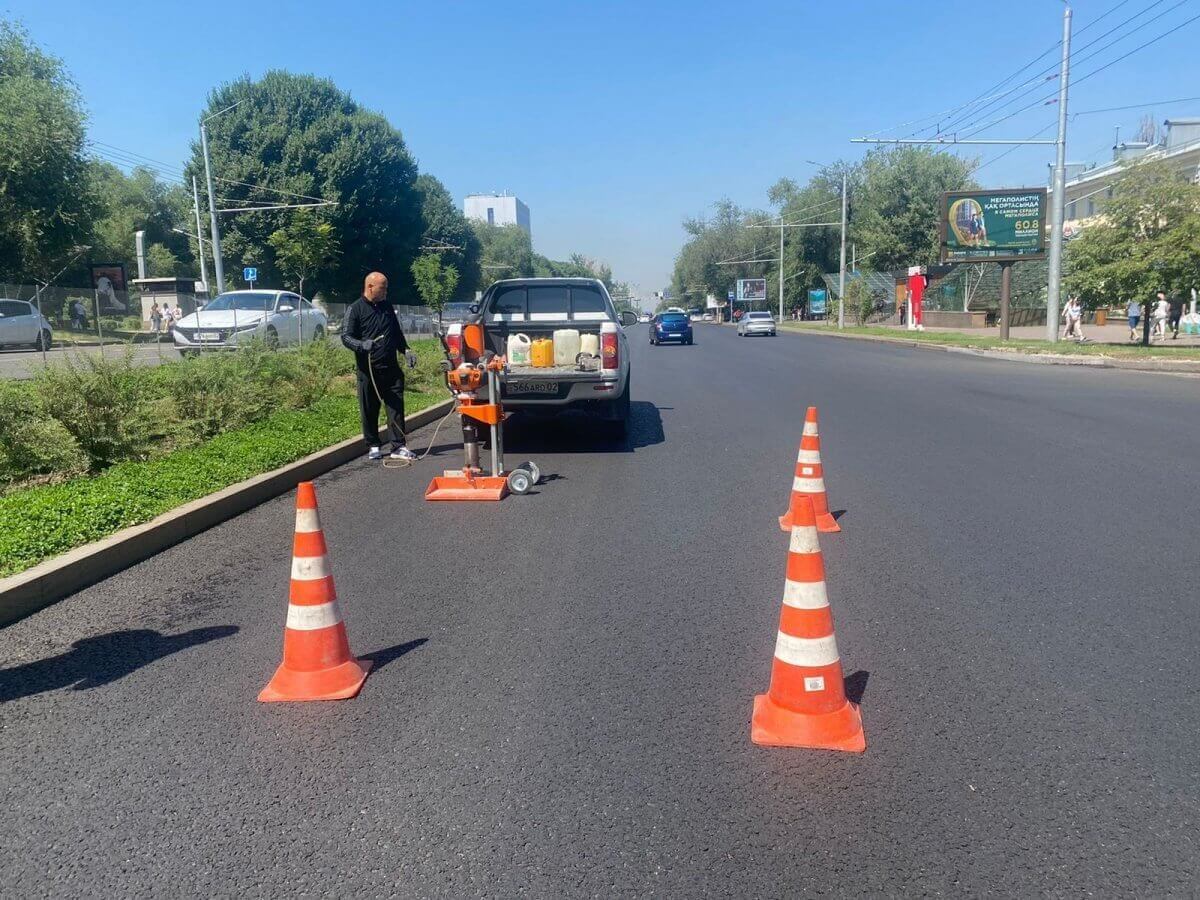 Проверяется качество вновь уложенных дорог на Абая и Аль-Фараби в Алматы