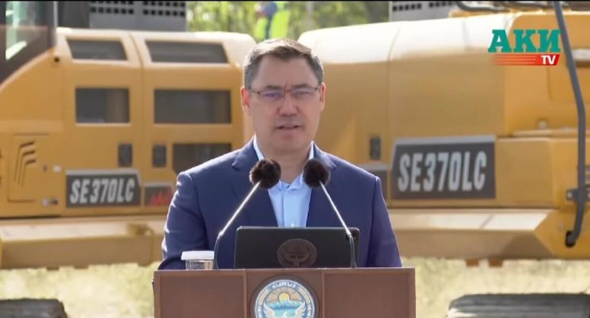 Президент Кыргызстана рассказал анекдот про казаха и кыргыза - строителей дорог