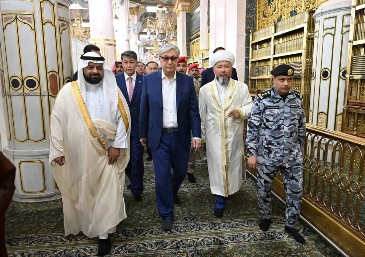 Глава государства посетил мечеть Пророка Мухаммеда