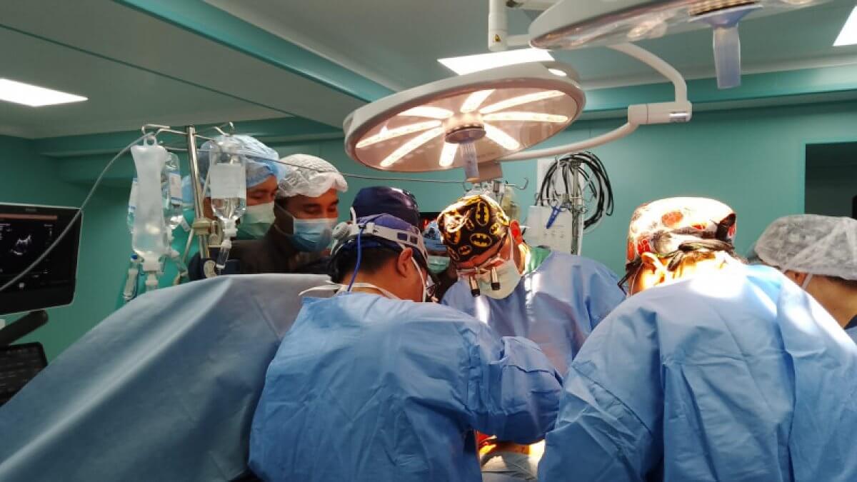 Сердце 53-летней женщины пересадили 23-летнему парню в Алматы