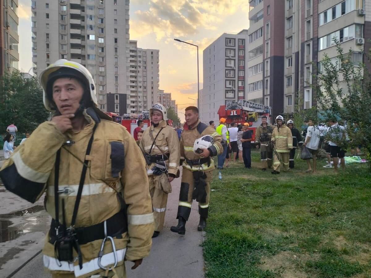Скончалась женщина, пострадавшая при пожаре в многоэтажке Алматы