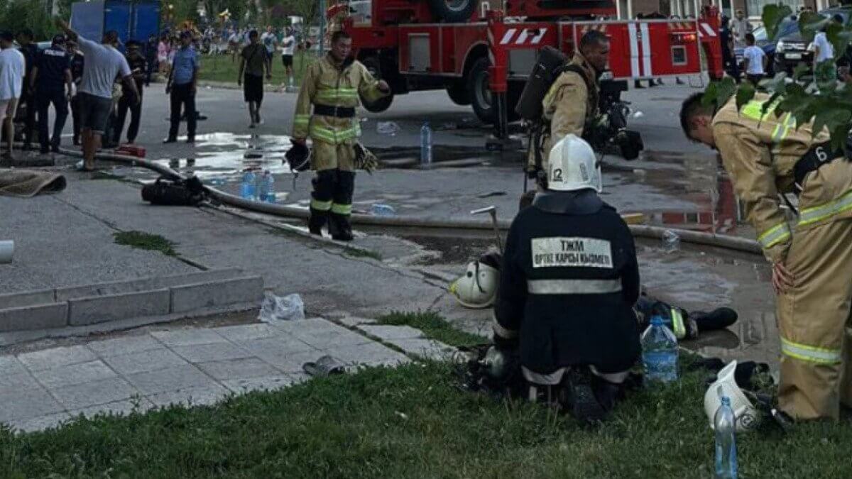 "Если бы они 20 секунд подождали": ДЧС о погибшей девушке во время пожара в Алматы