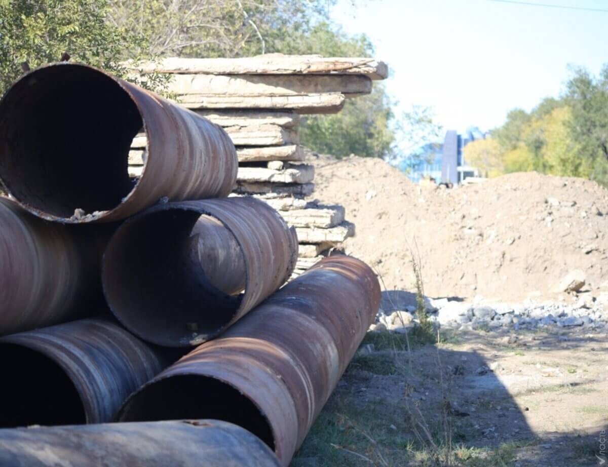 Уже третья неделя без воды: в Темиртау не отремонтирован прорванный трубопровод