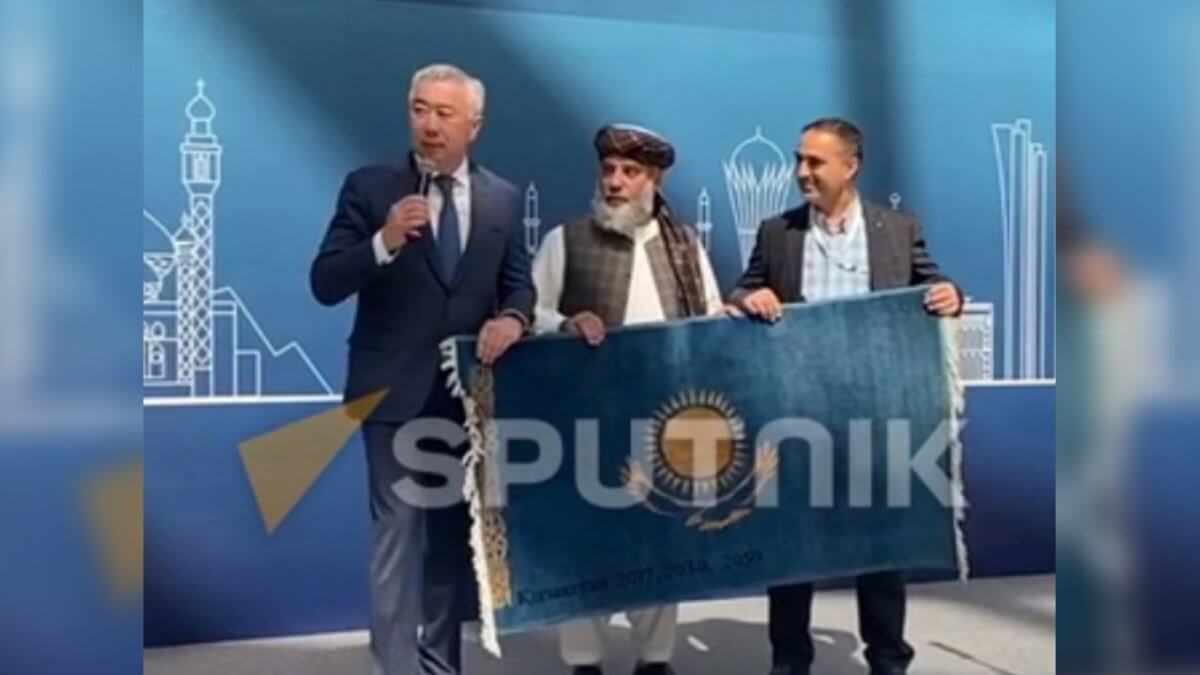 Талибы сделали уникальный подарок Казахстану в виде ковра с флагом