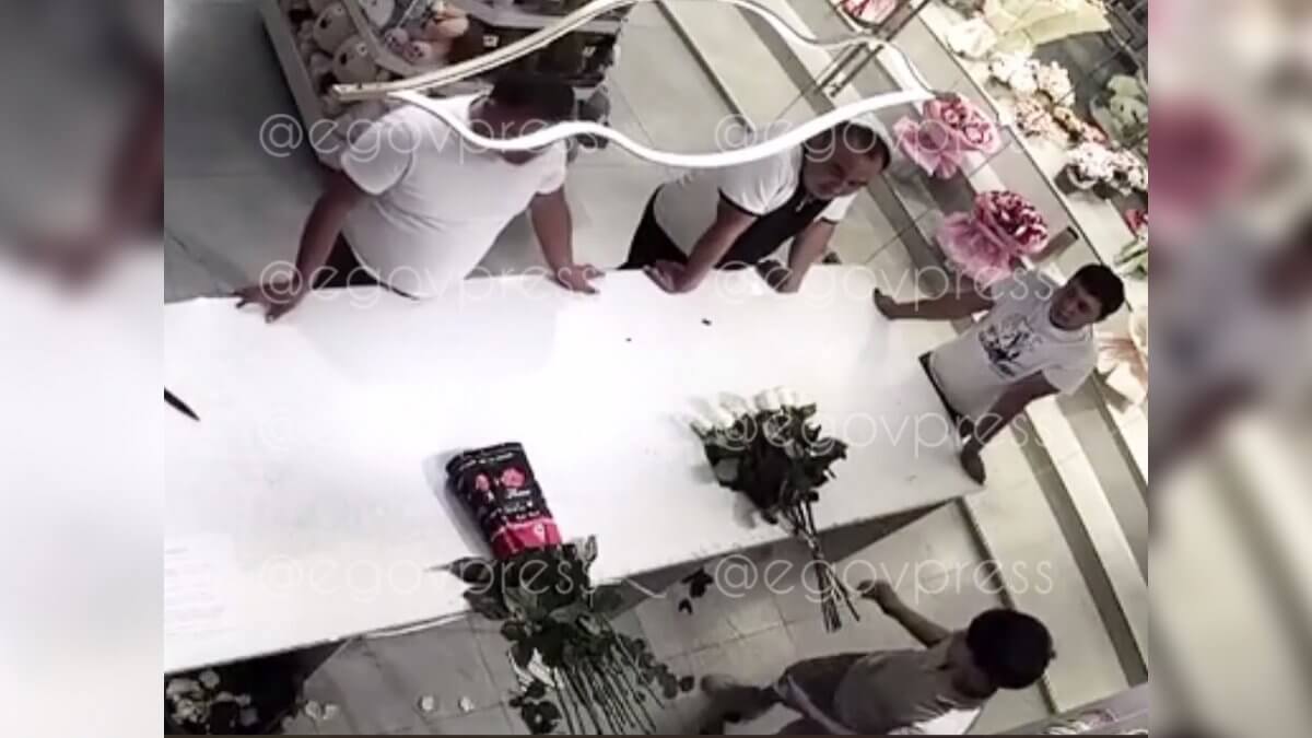 "Давайте не будем": дебошира в цветочном магазине Шымкента задержали